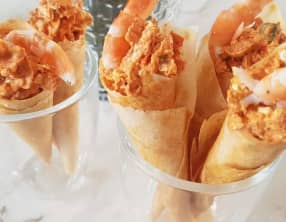 Cornets en feuilles de bricks farcis, crème de poivrons et crevettes