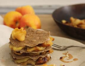 Millefeuille de galettes de sarrasin, pommes et noisette