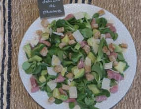 Salade de mâche à  l'avocat, jambon cru et croûtons