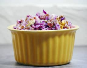 Saladee alcaline de chou rouge, pomme, riz, lentilles, noix