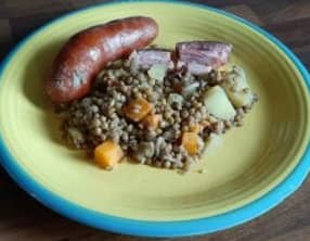 Lentilles blondes, saucisses, lard, carottes et poireau