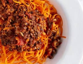 Linguine de patates douces avec ragoût végétalien de lentilles