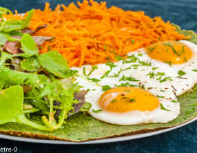 Crêpes aux épinards, crudités et oeufs