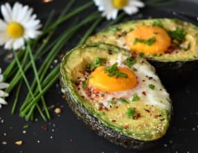 Avocats farcis au saumon et pesto