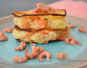 Millefeuille de pommes de terre, saumon fumé et crevettes grises
