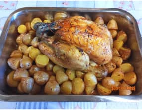 Poulet rôti avec des pommes de terre
