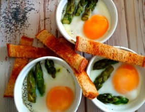 Oeufs cocottes aux asperges et pavot