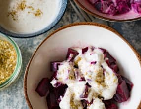 Salade de betteraves, sauce yaourt et tahini