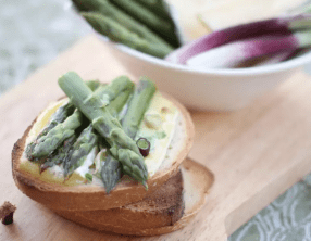 Bruschetta asperges et brie