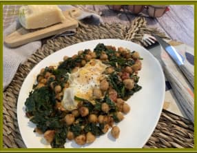 Poêlée de pois chiches, épinards et œufs
