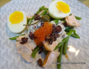 Salade de saumon vapeur, oeufs mollets et haricots verts, olives niçoises