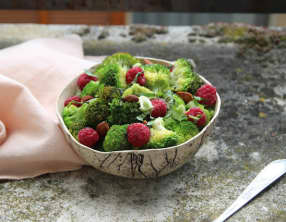 Salade de brocolis, framboises et amandes au basilic
