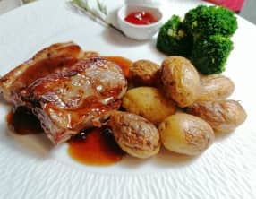 Côtelettes de canard, sauce au porto, pommes grenailles au beurre salé