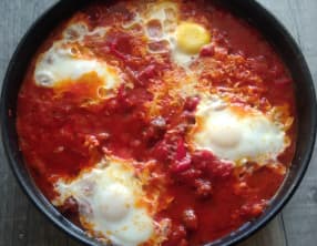 Ojja tunisienne aux merguez et aux œufs