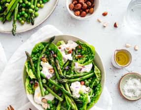 Salade d'asperges vertes, petits pois, salade et burrata