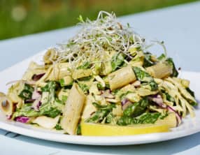 Salade alcaline : 6 légumes, pâtes et sauce mousseline