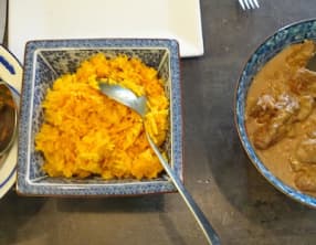 Riz au curcuma et haricots verts épicés