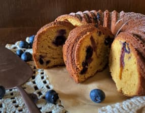 Bundt Cake à la farine de maïs et aux myrtilles, saveurs d’agrumes