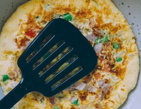 Omelette au poulet, poivrons et tomates confites