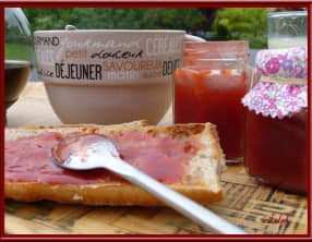 Confiture de fraises et rhubarbe