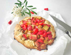 Tarte rustique rhubarbe et fraises