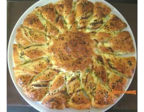 Tarte soleil au fromage frais et tiges d'oignons nouveaux