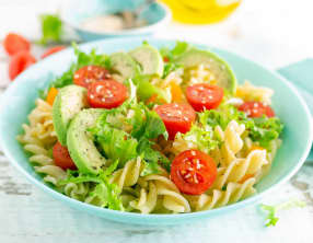 Salade de pâtes froide à l'avocat et tomate