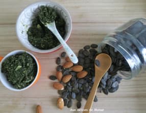 Pesto de fanes de carottes aux amandes, graines de courges et parmesan