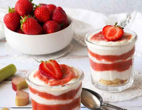 Mousse de yaourt et confit fraises rhubarbe