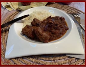 Bœuf aux oignons rouges et tomates