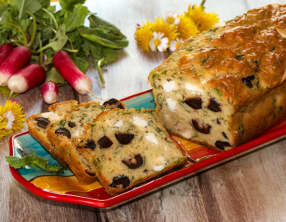 Cake aux fanes de radis, feta et olives noires