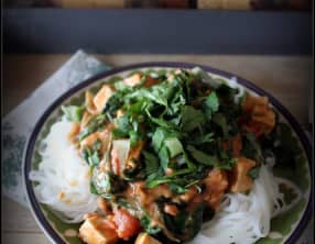 Tofu comme un mafé , nouilles de riz