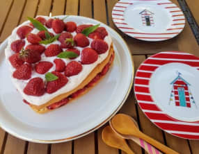 Génoise garnie aux fraises, façon fraisier simple