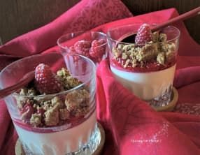 Crumble confit de framboise sur panna cotta amande