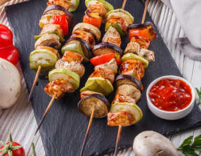 Brochettes de viande et légumes au four