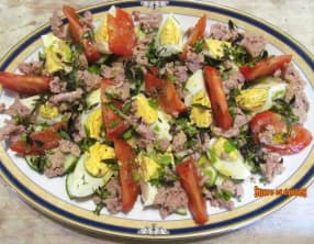 Salade de tomates et concombre aux oeufs et thon