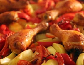 Morceaux de poulet en papillote avec légumes et sauce légère