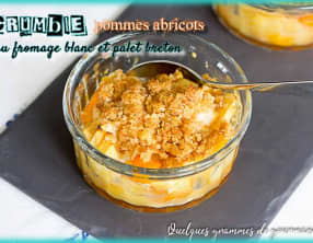 Crumble pommes abricots au fromage blanc et palet breton