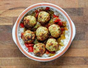 Boulettes de poulet aux courgettes, riz et poivrons