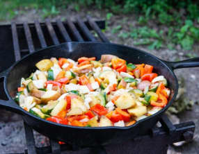 Légumes d'été et pommes de terre sautées à la poêle