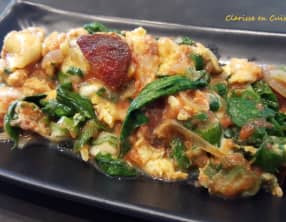 Oeufs brouillés aux légumes et chorizo