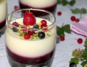 Mousse de citron sur un coulis de fruits rouges