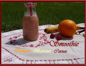 Smoothie oranges-banane-cerises