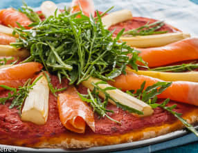Pizza aux asperges blanches et à la truite fumée