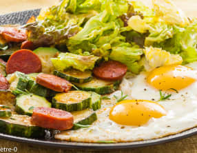 Courgettes au chorizo et œufs sur le plat