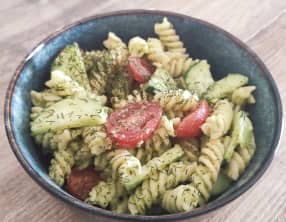La tomate cerise se déguste le plus souvent crue, à l'apéritif ou en salade