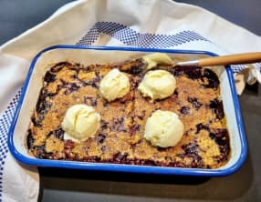 Crumble aux cerises et à la rhubarbe