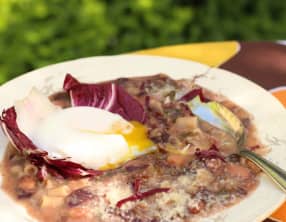 Soupe italienne de pâtes et de haricots au radicchio