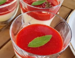 Panna cotta, à la verveine et sa gelée de fraises