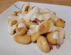 La poêlée de gnocchis aux lardons et sauce fromagère